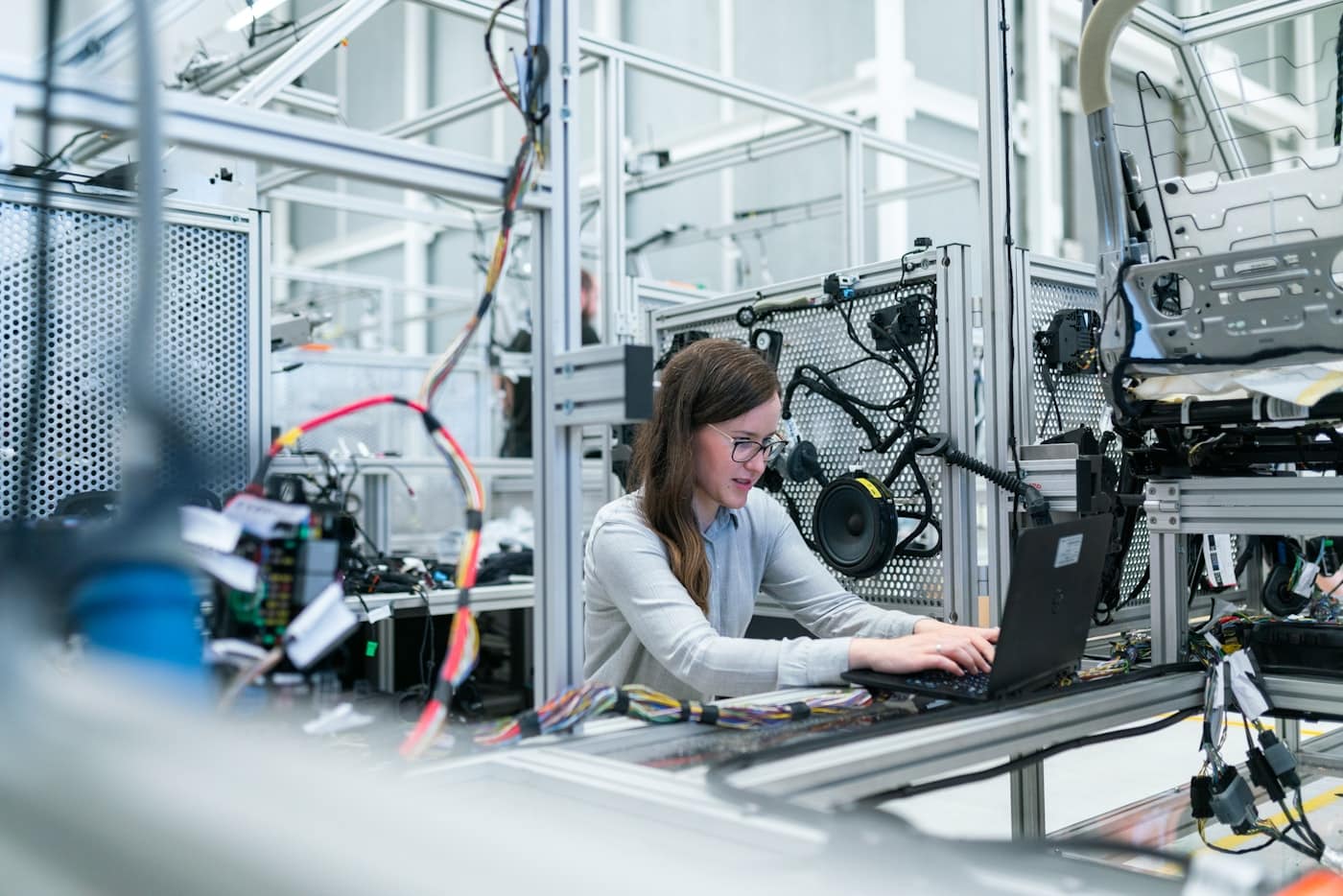 Medewerker werkt met digitale tools op de productievloer